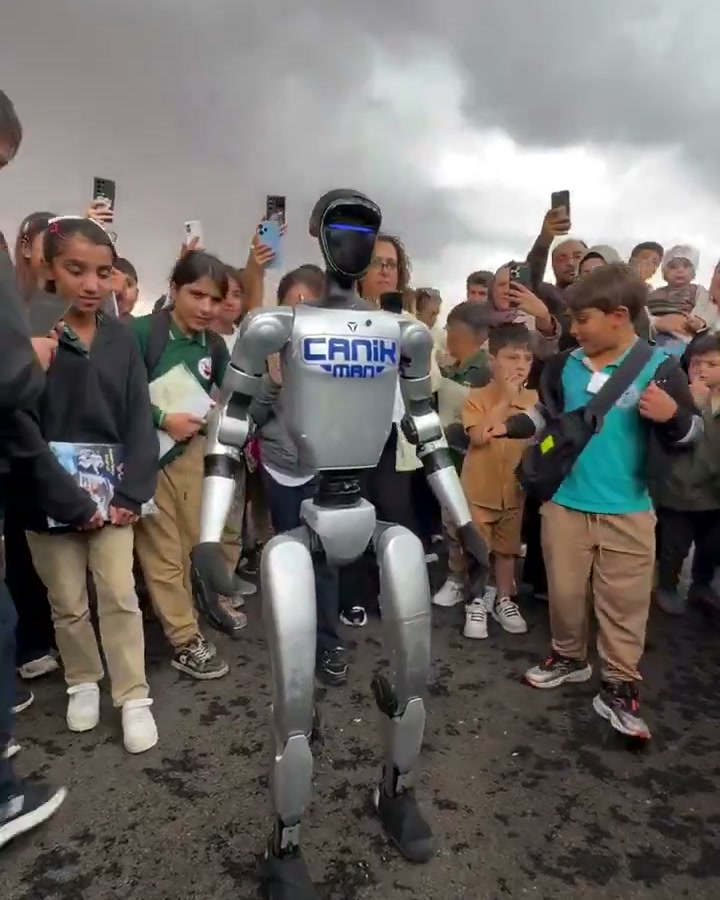 Çocuklar robotun gösterisini cep telefonlarıyla kaydetti