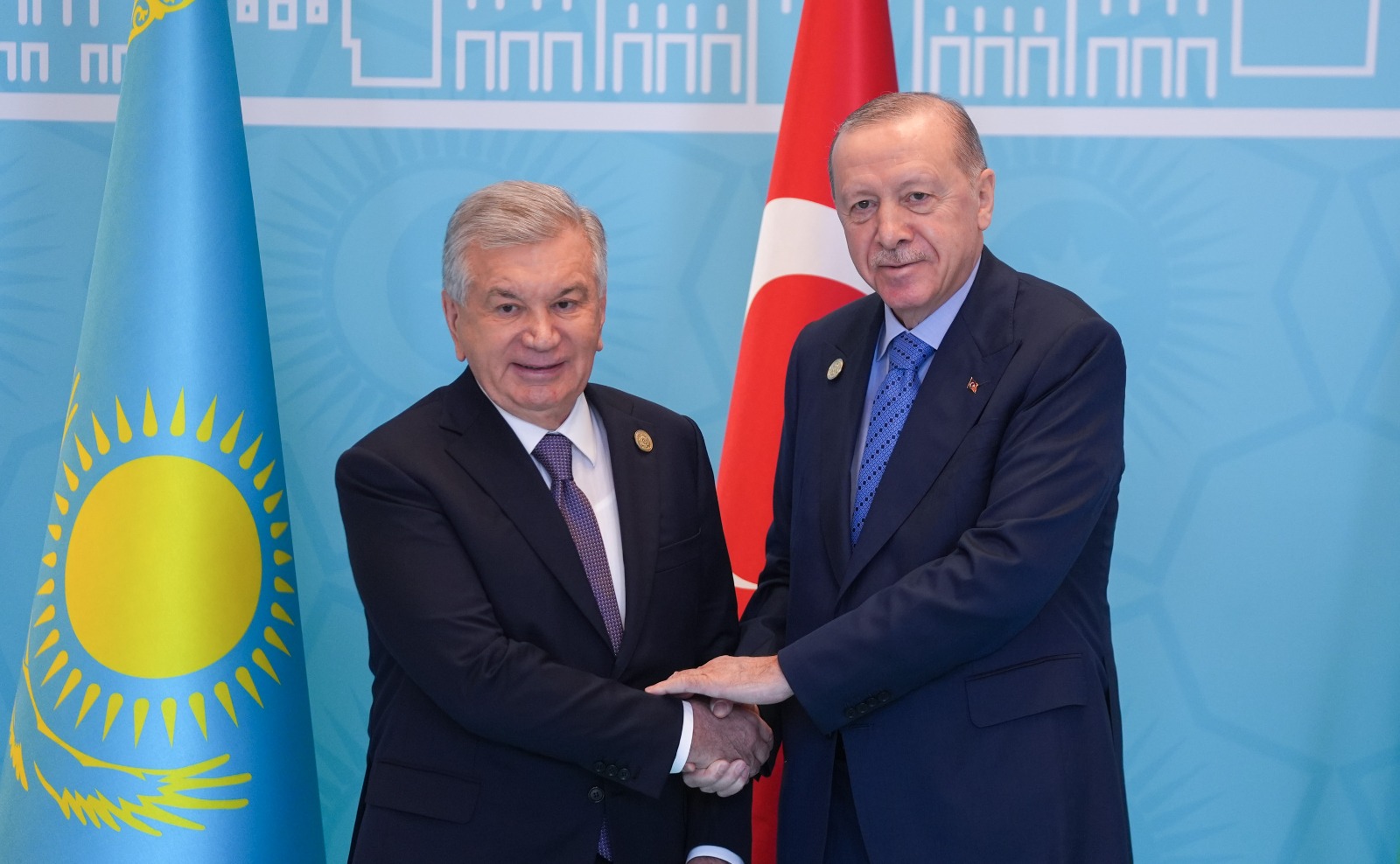 Cumhurbaşkanı Erdoğan, zirveye gelen Mirziyoyev'i karşılarken