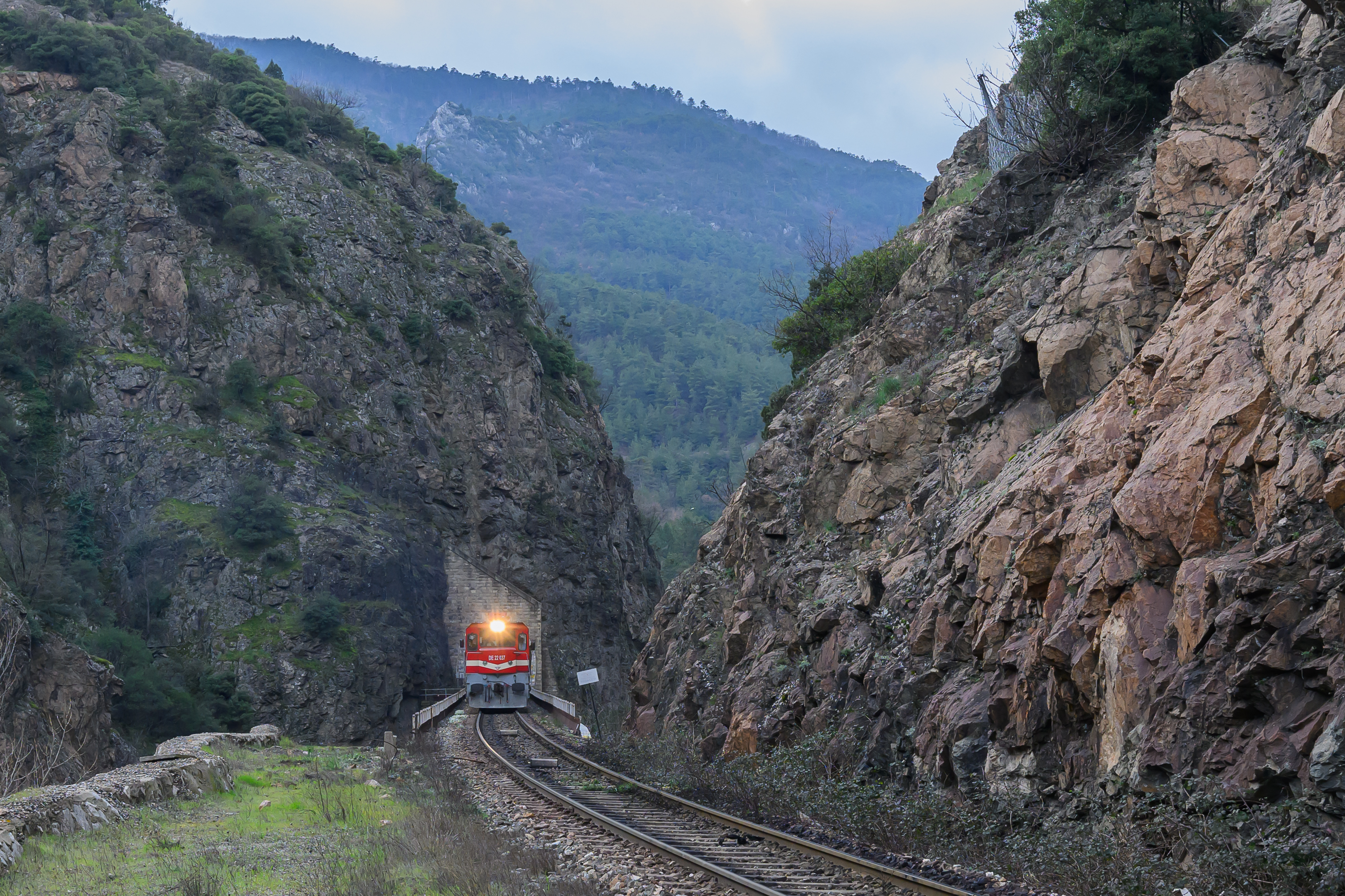 Tünelden çıkan tren (arşiv)