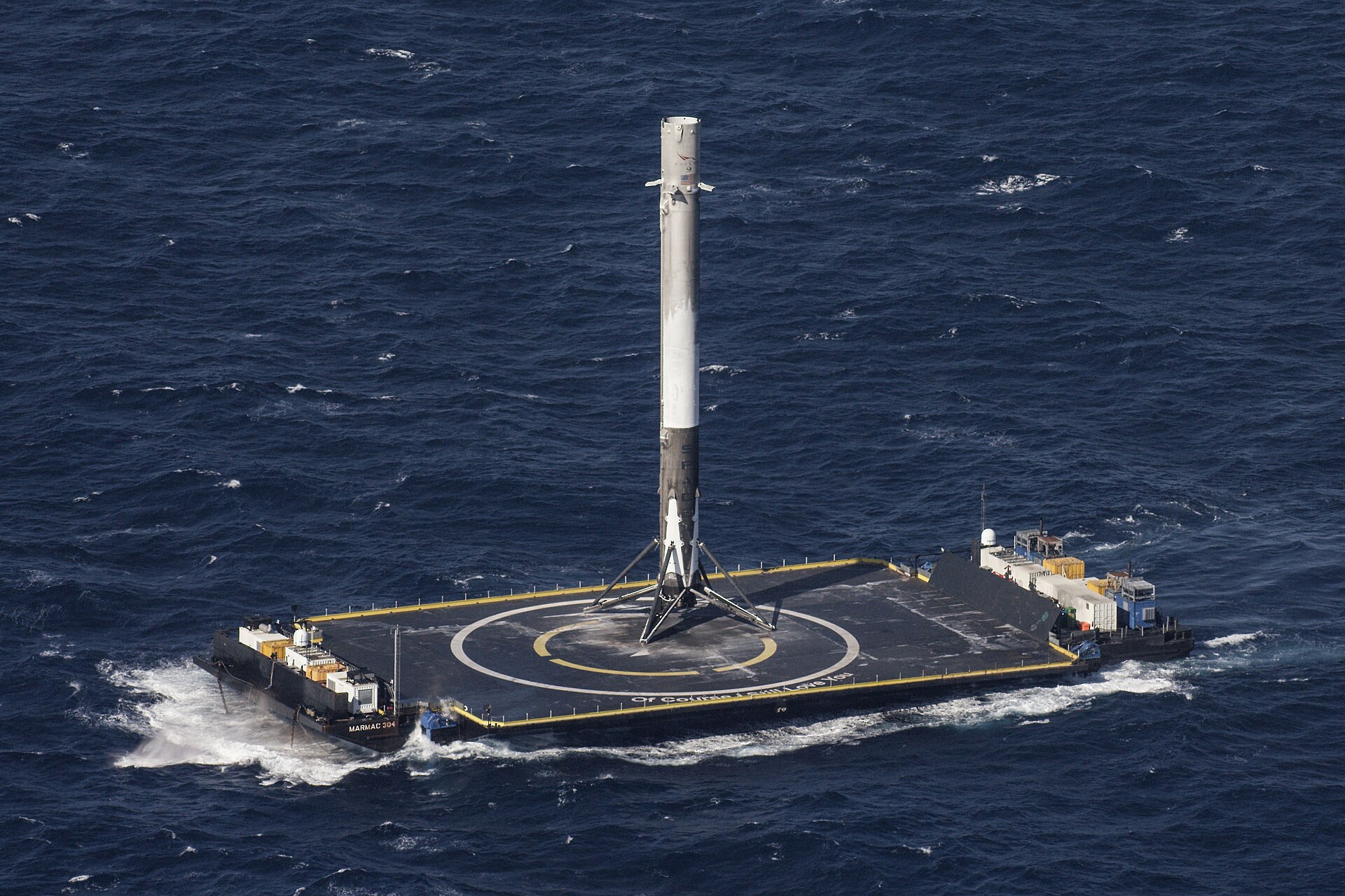 Falcon 9'un birinci kademesi okyanustaki iniş platformunda (arşiv)
