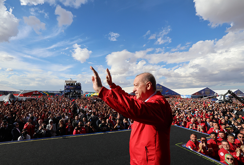 Erdoğan, Şanlıurfa GAP Havalimanı'ndaki festival alanında gençleri selamlıyor
