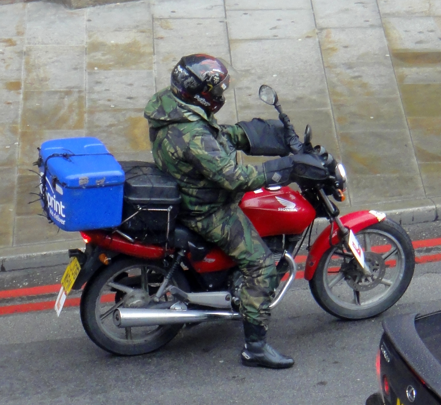 Trafikte paket taşıyan bir motokurye (temsilî)