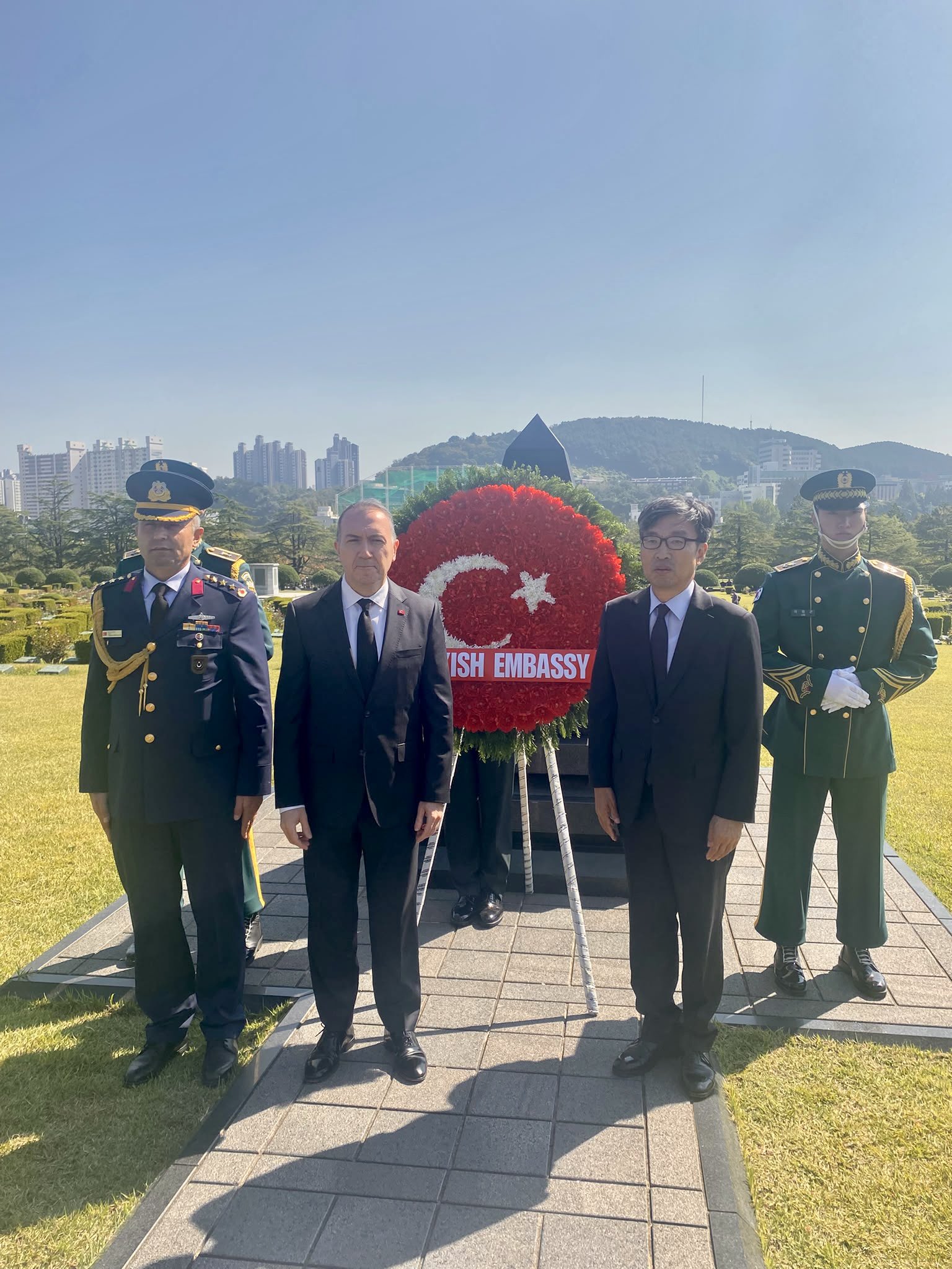Büyükelçi Yıldız ve Büyükelçilik mensupları, şehitlikte çelenk önünde