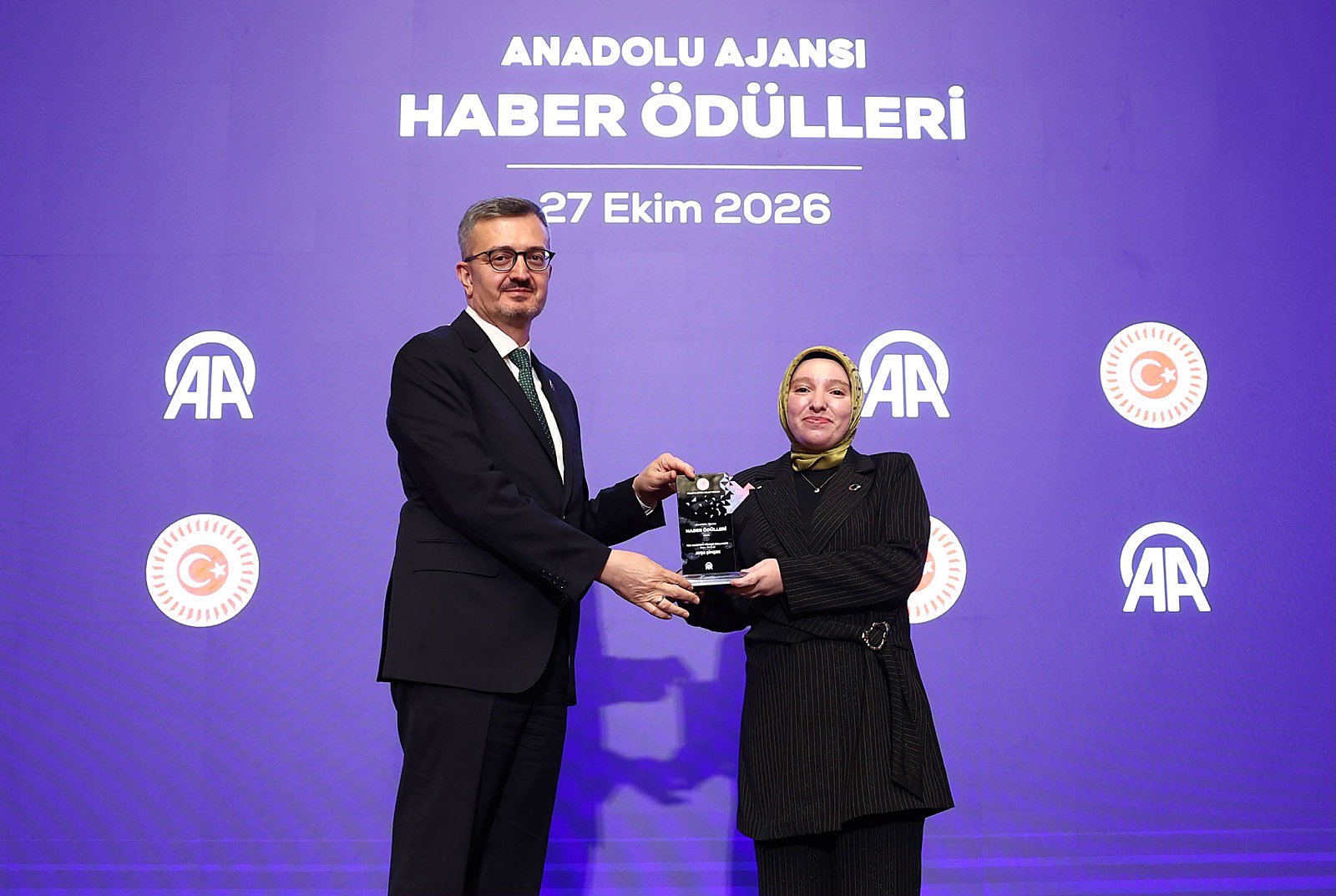 Дуран вручает награду на церемонии вручения премии новостей Anadolu Agency