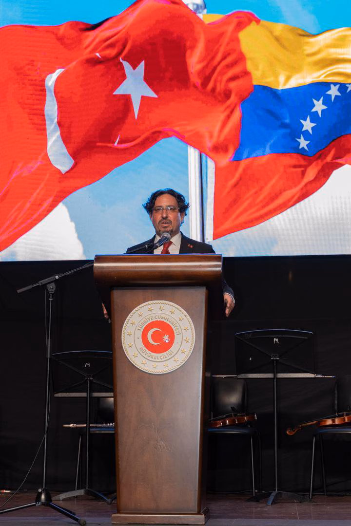 Karakas'taki kutlamada Türk ve Venezuela bayrakları önünde yapılan konuşma