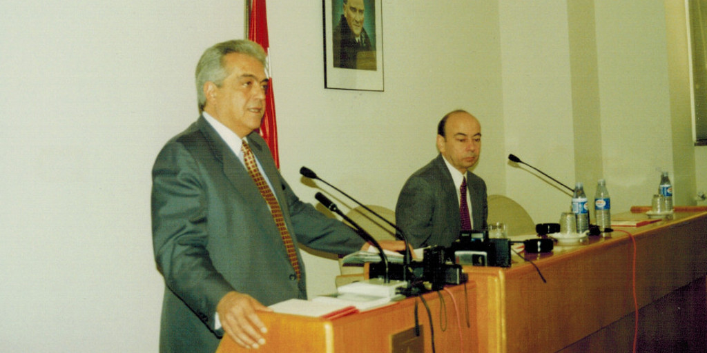Necati Utkan kürsüde konuşurken (kişisel arşivi)