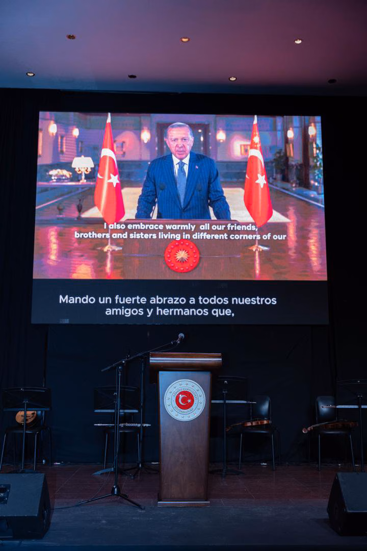 Kutlamada ekrana yansıtılan Cumhurbaşkanı Erdoğan'ın İspanyolca altyazılı mesajı