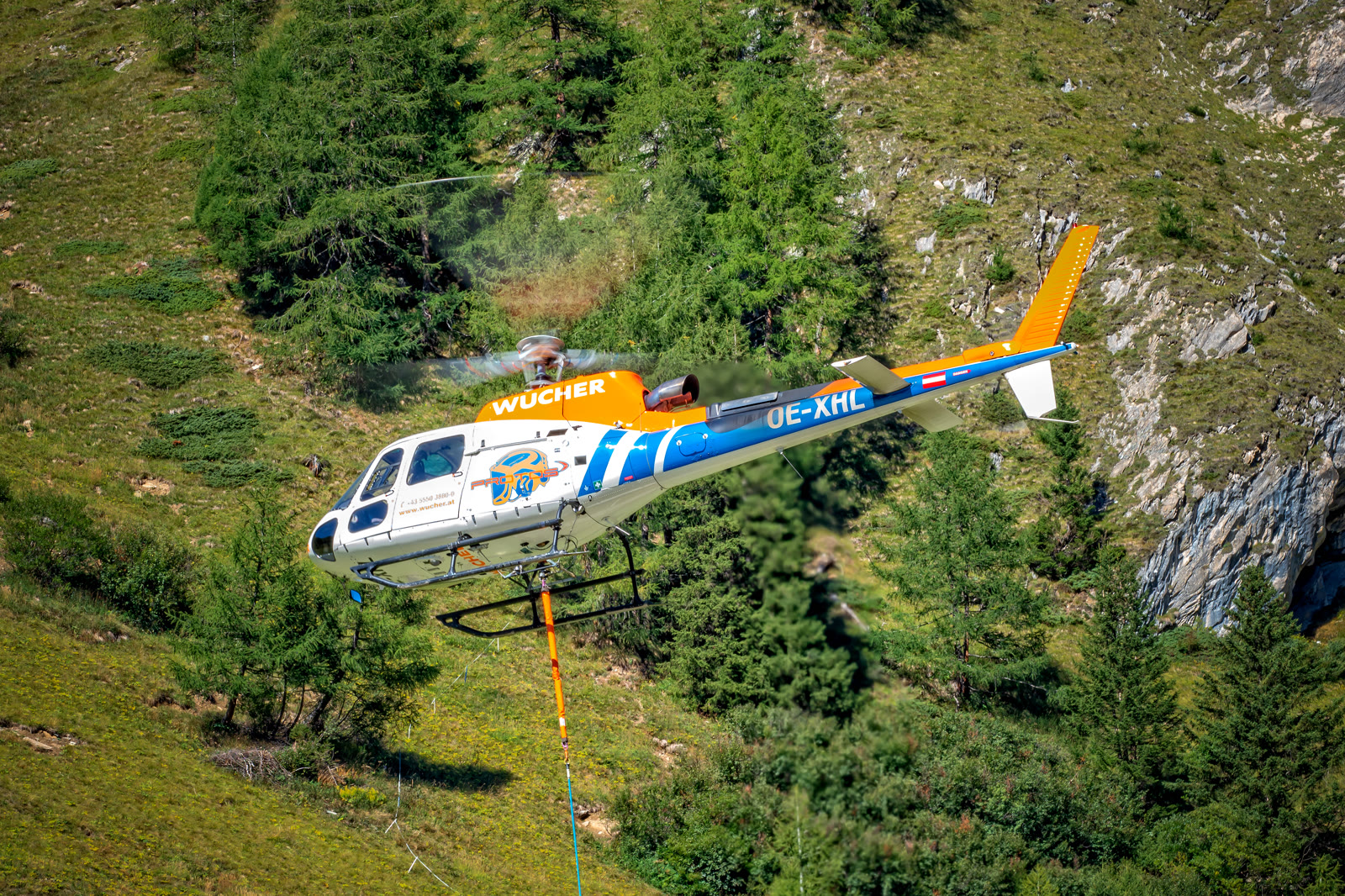 An Airbus AS350 B3 helicopter (illustrative, archive, Frans Berkelaar / Wikimedia Commons)