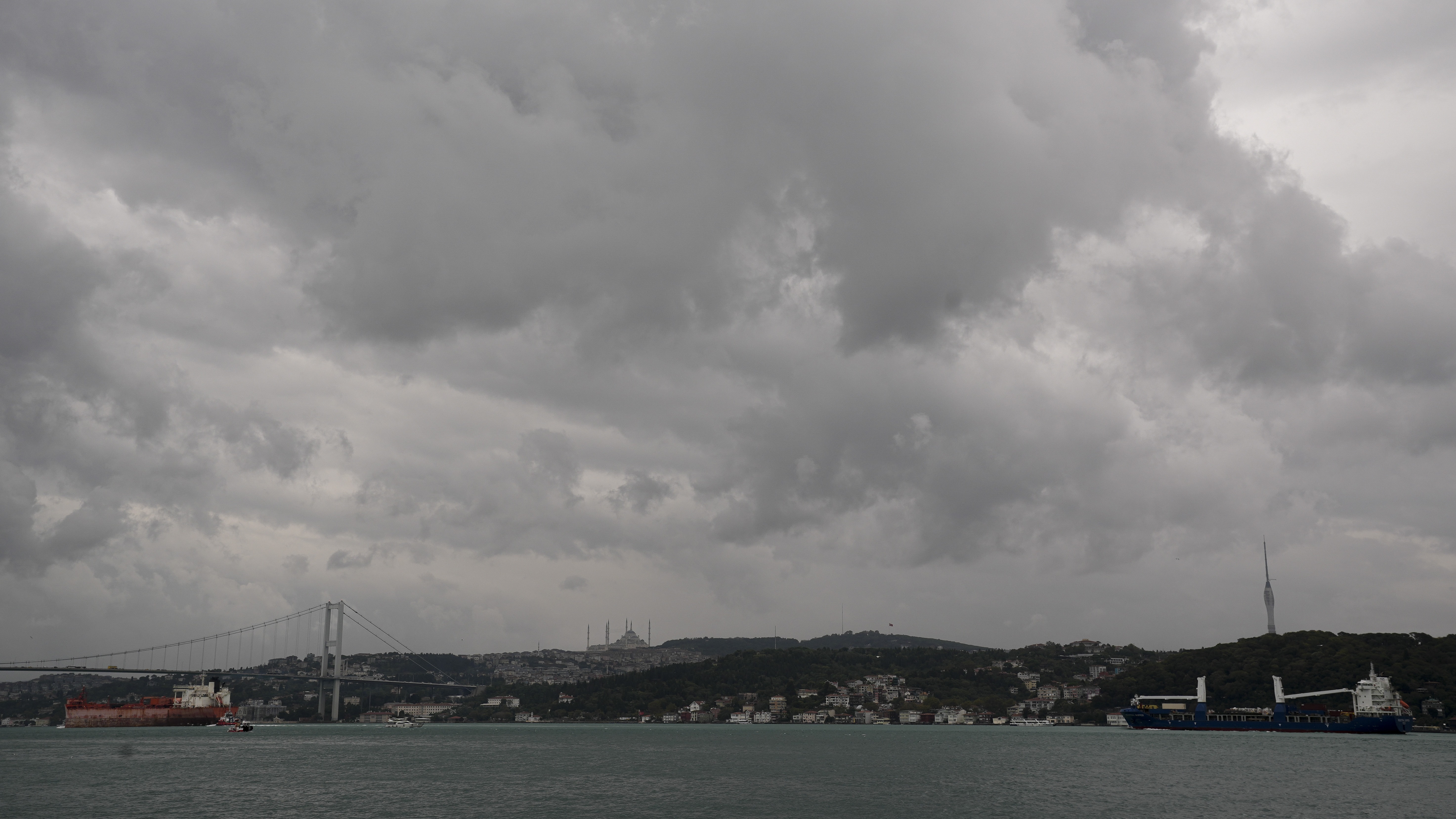 İstanbul Boğazı üzerinde yoğun bulutlar