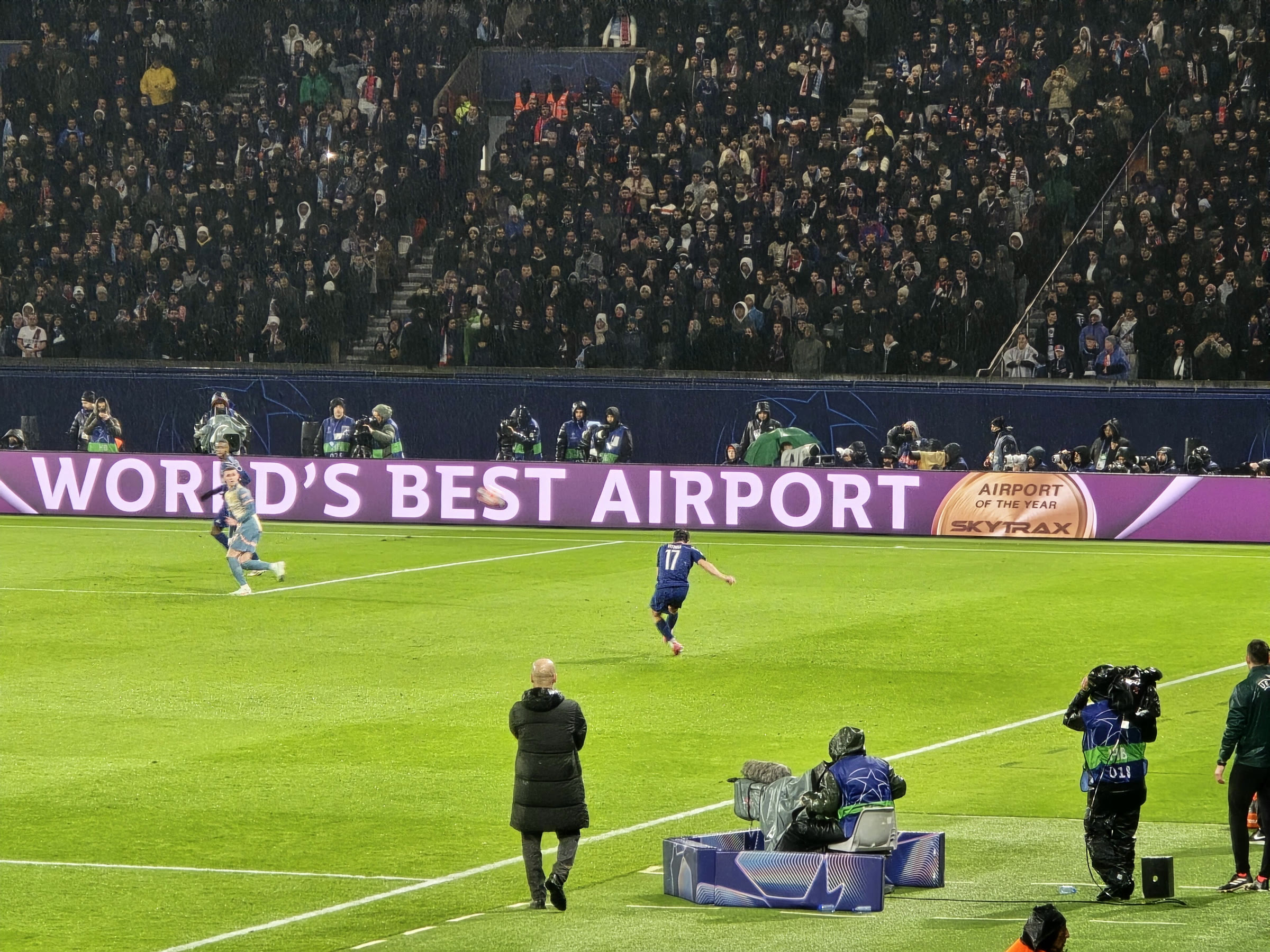 Guardiola maç sırasında saha kenarında (arşiv)
