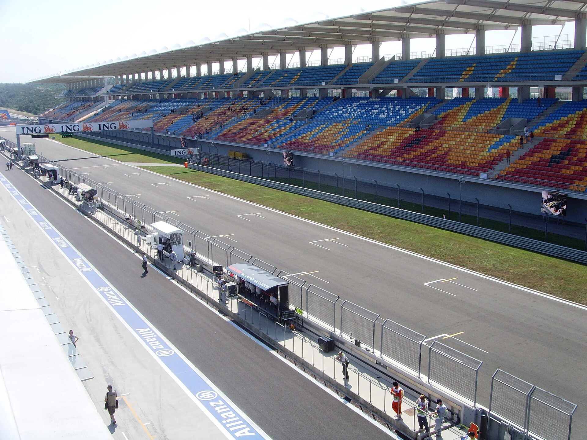 İstanbul Park'ın start-finiş düzlüğü ve ana tribünü (arşiv)