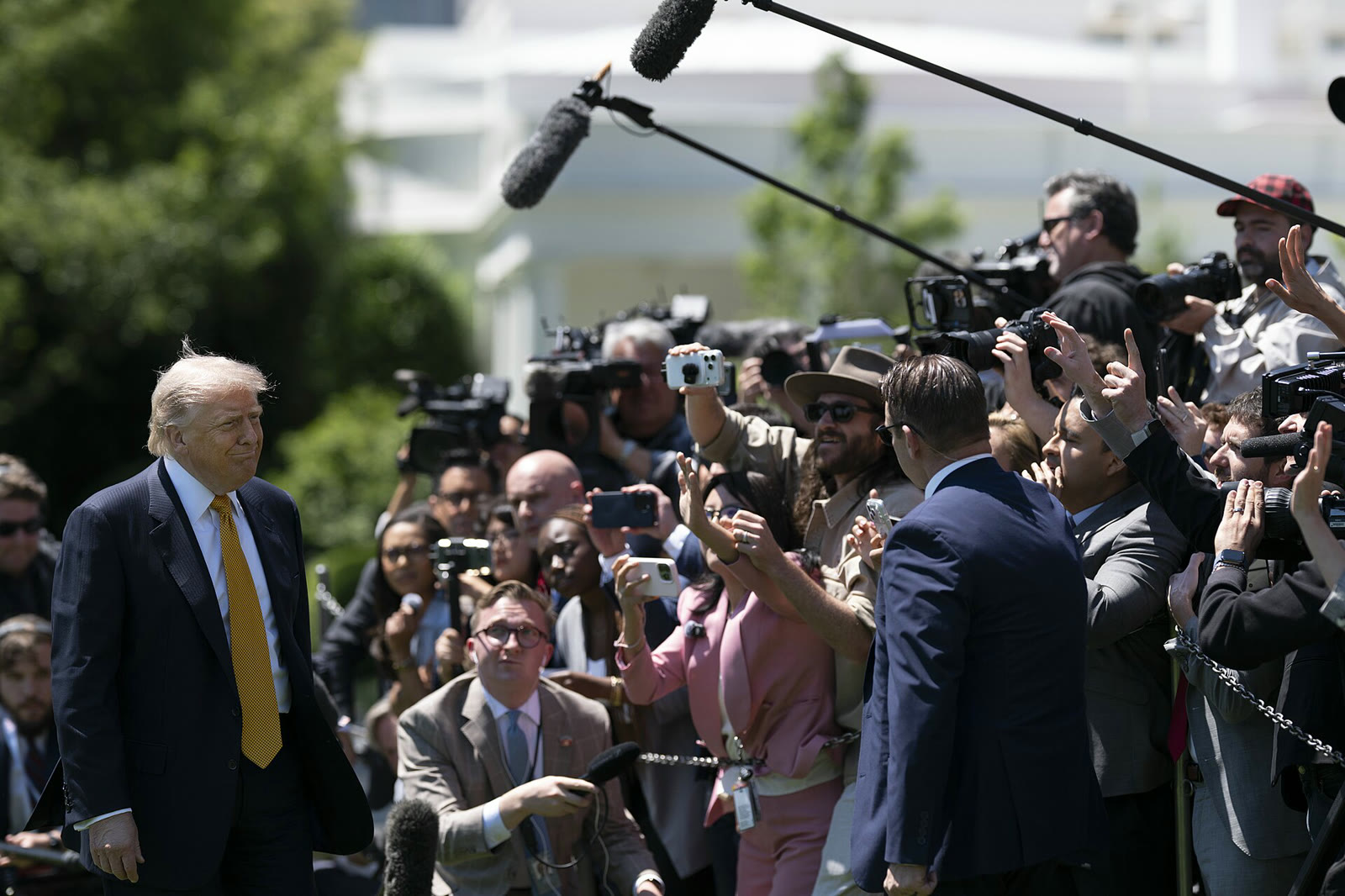 Trump, Beyaz Saray'ın güney bahçesinde gazetecilerin sorularını yanıtlarken (arşiv)