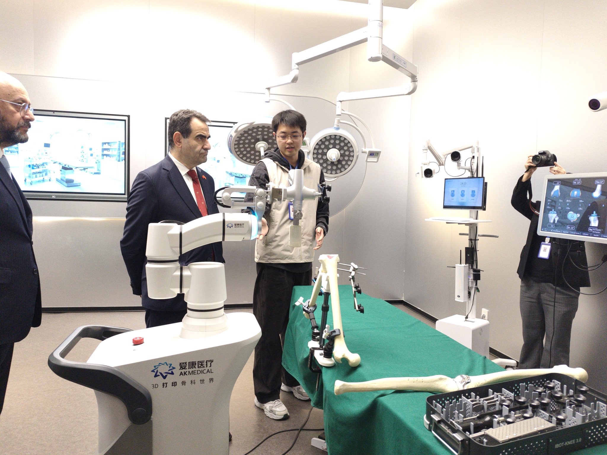 AK Medical'ın cerrahi robotu ve implant örnekleri