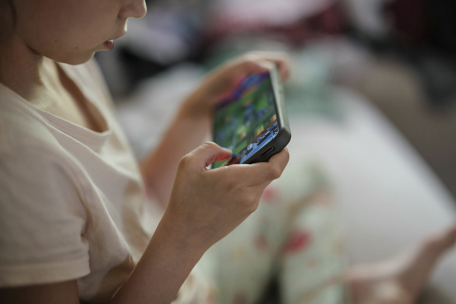 Child playing a game on a smartphone (archive)