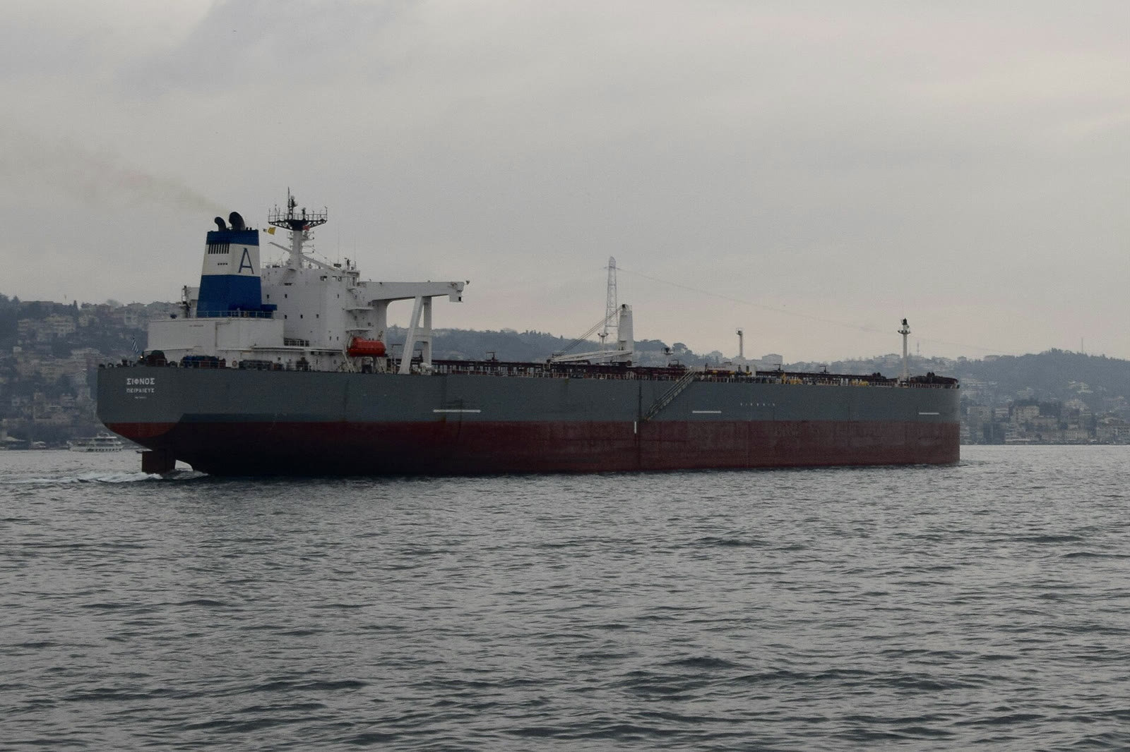 İstanbul Boğazı'ndan geçen bir ham petrol tankeri (arşiv)