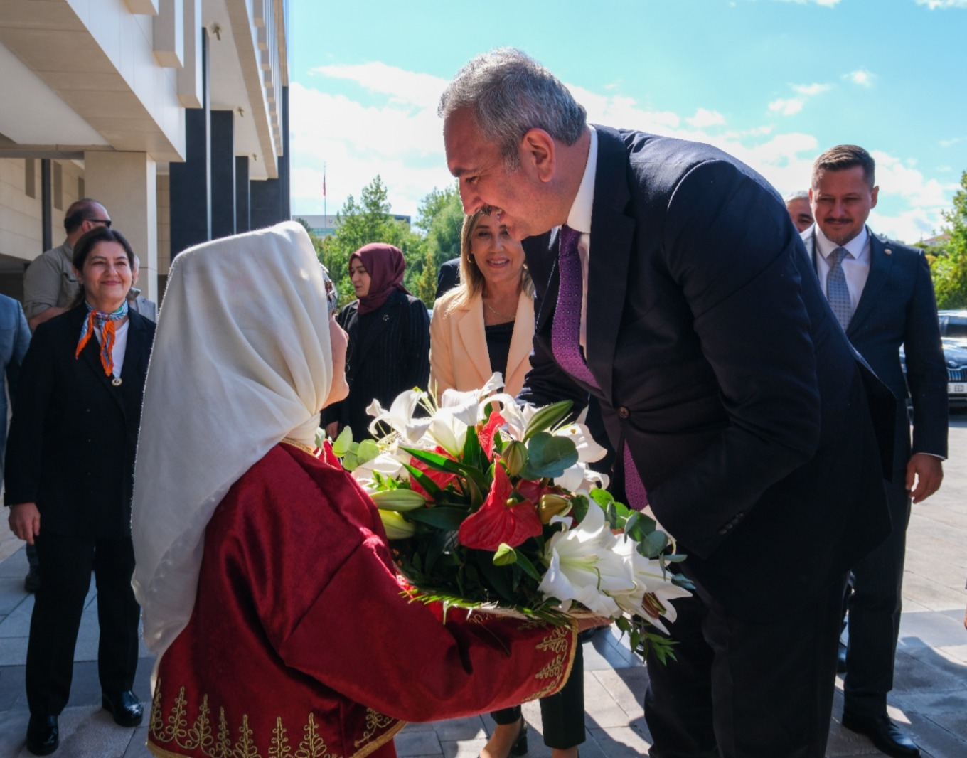 Gül, Karaman’da çiçeklerle karşılandı