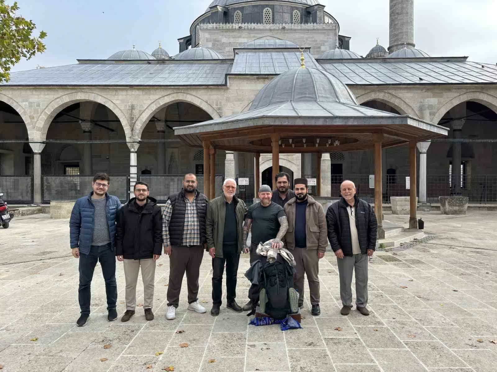 Umar, Babaeski'de Cedit Ali Paşa Camii'nin avlusunda kendisini karşılayanlarla