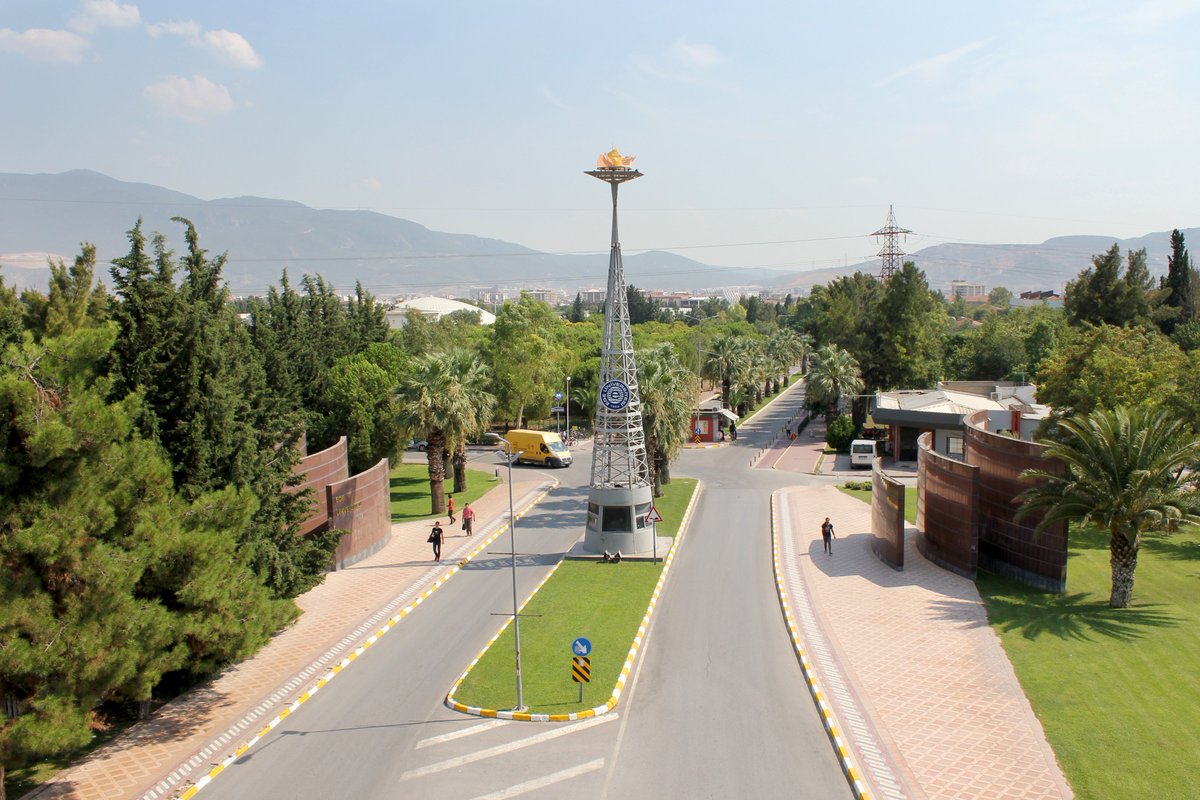 İzmir’deki Ege Üniversitesi ana giriş kapısı ve Bilim Meşalesi