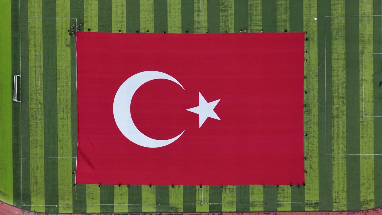 Dev Türk bayrağı yerde serili hâlde