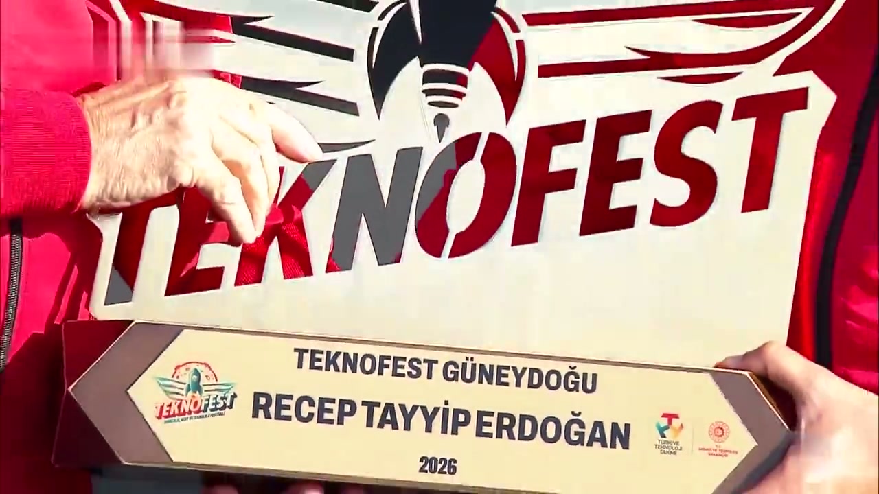 Üzerinde "TEKNOFEST Güneydoğu - Recep Tayyip Erdoğan - 2026" yazan plaket