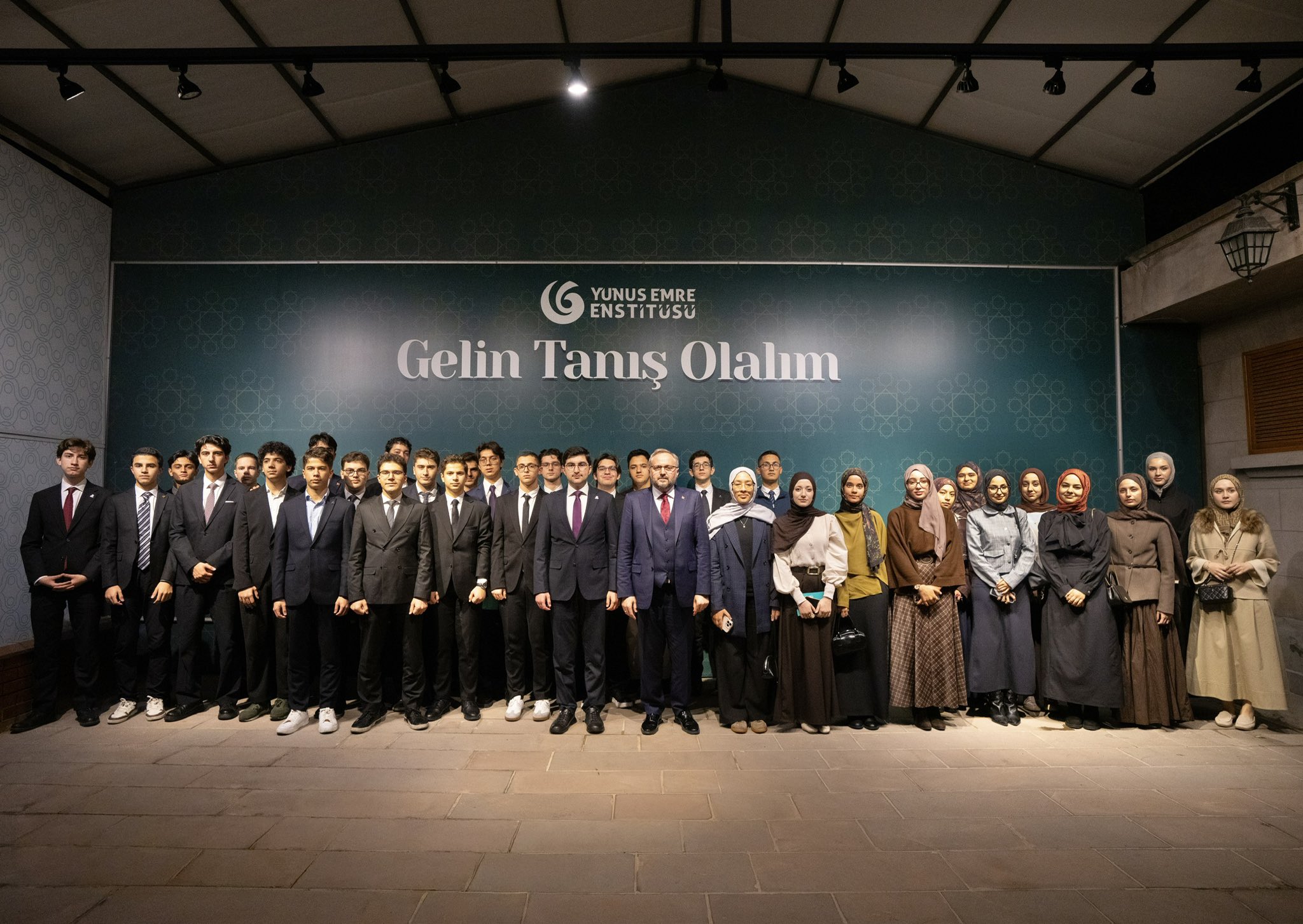 Genç Diplomasi Derneği üyeleri, Yunus Emre Enstitüsü'nde toplu fotoğrafta