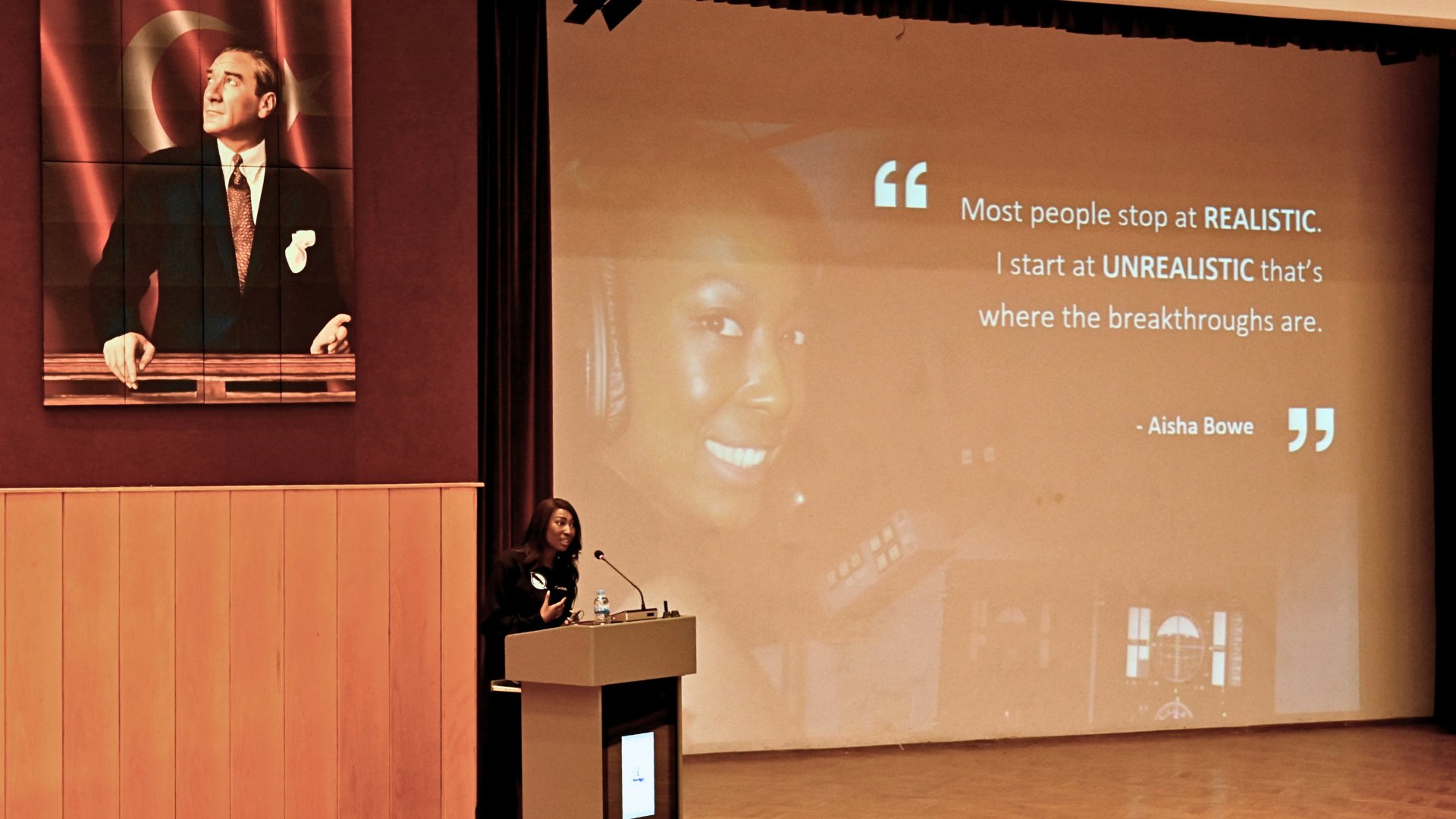 Aisha Bowe, Dokuz Eylül Üniversitesi'nde öğrencilere konuşuyor