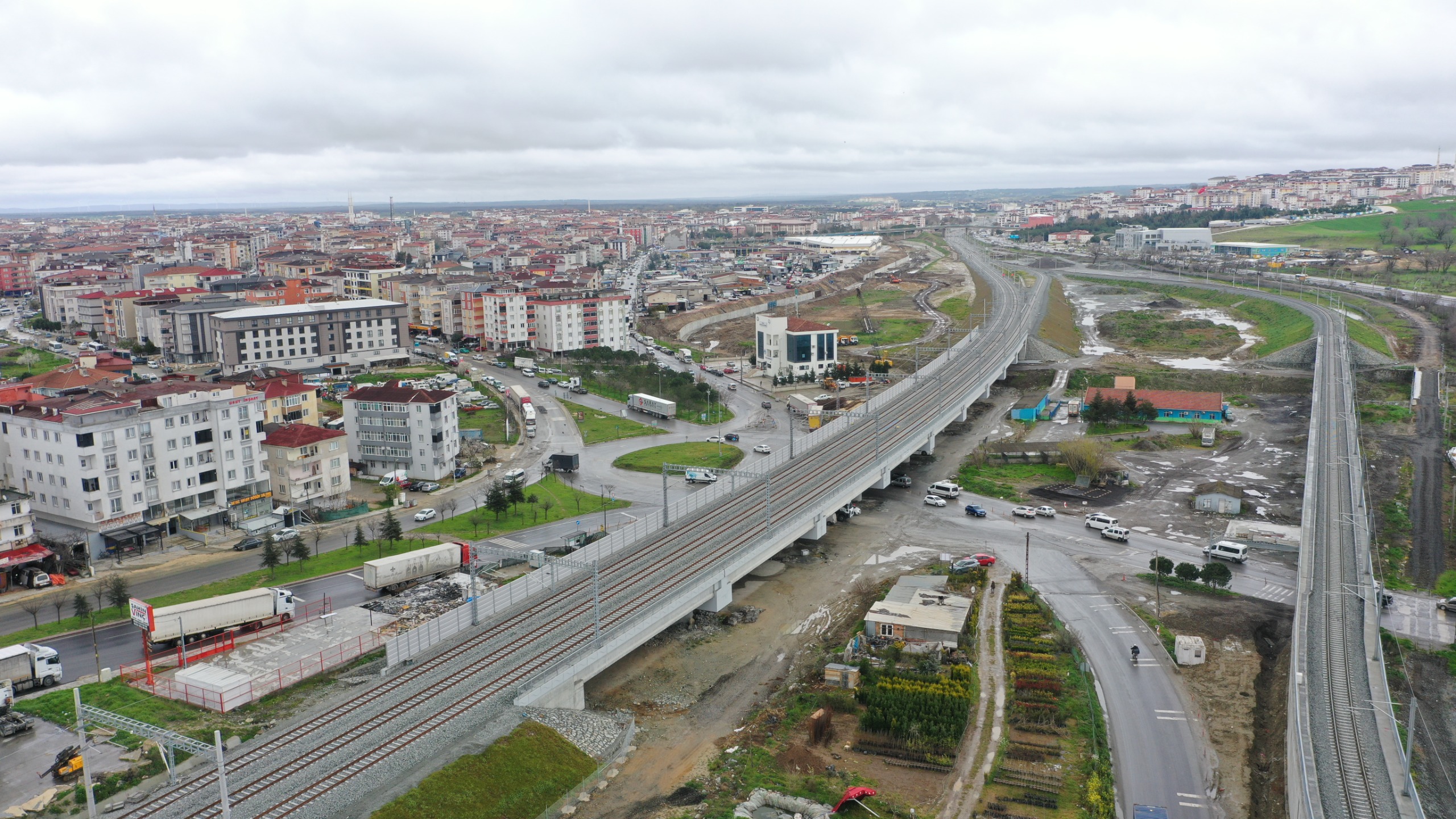 Hızlı tren hattının yerleşim alanından geçen bölümü