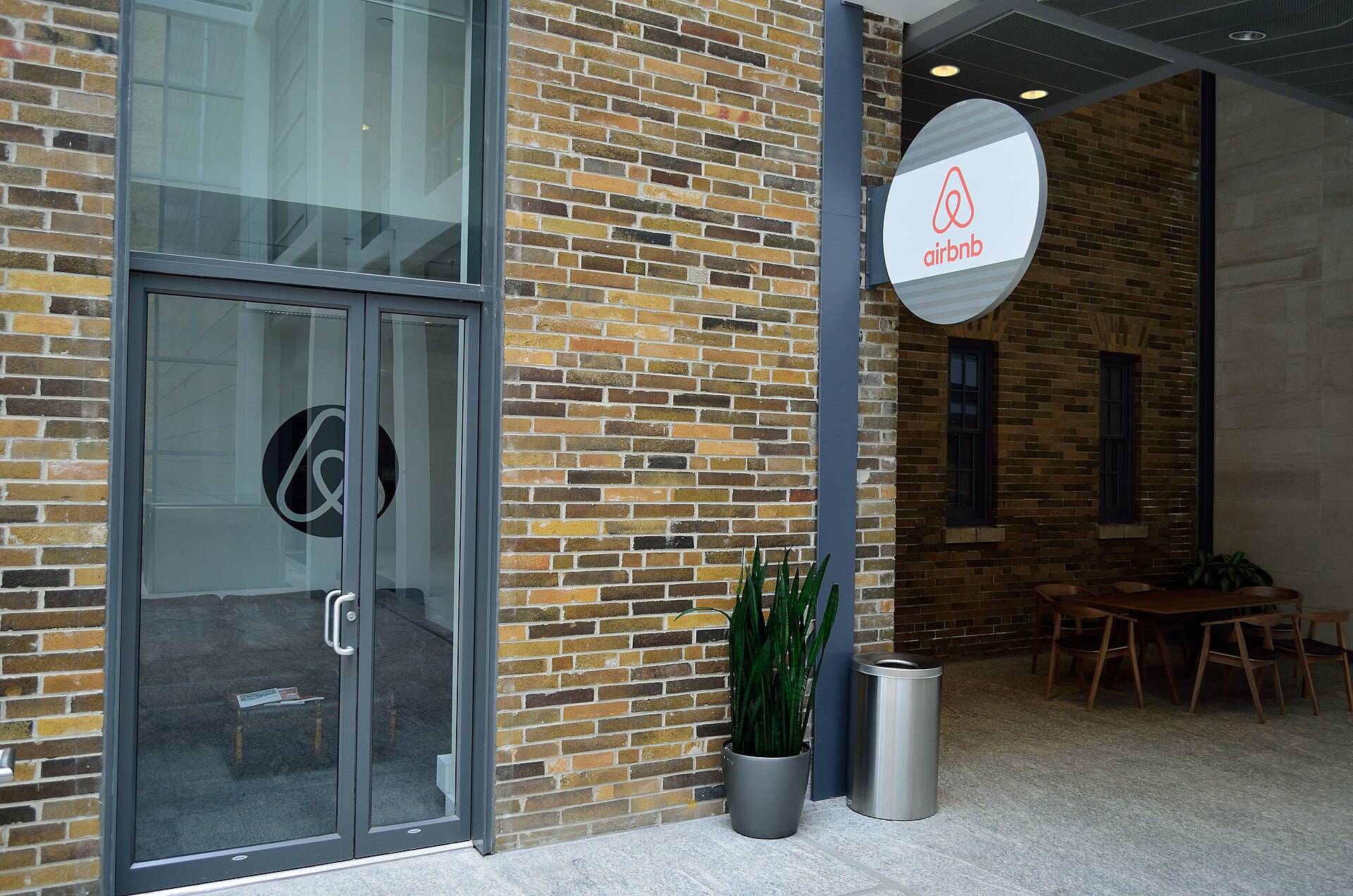 Airbnb ofisinin girişi (arşiv)
