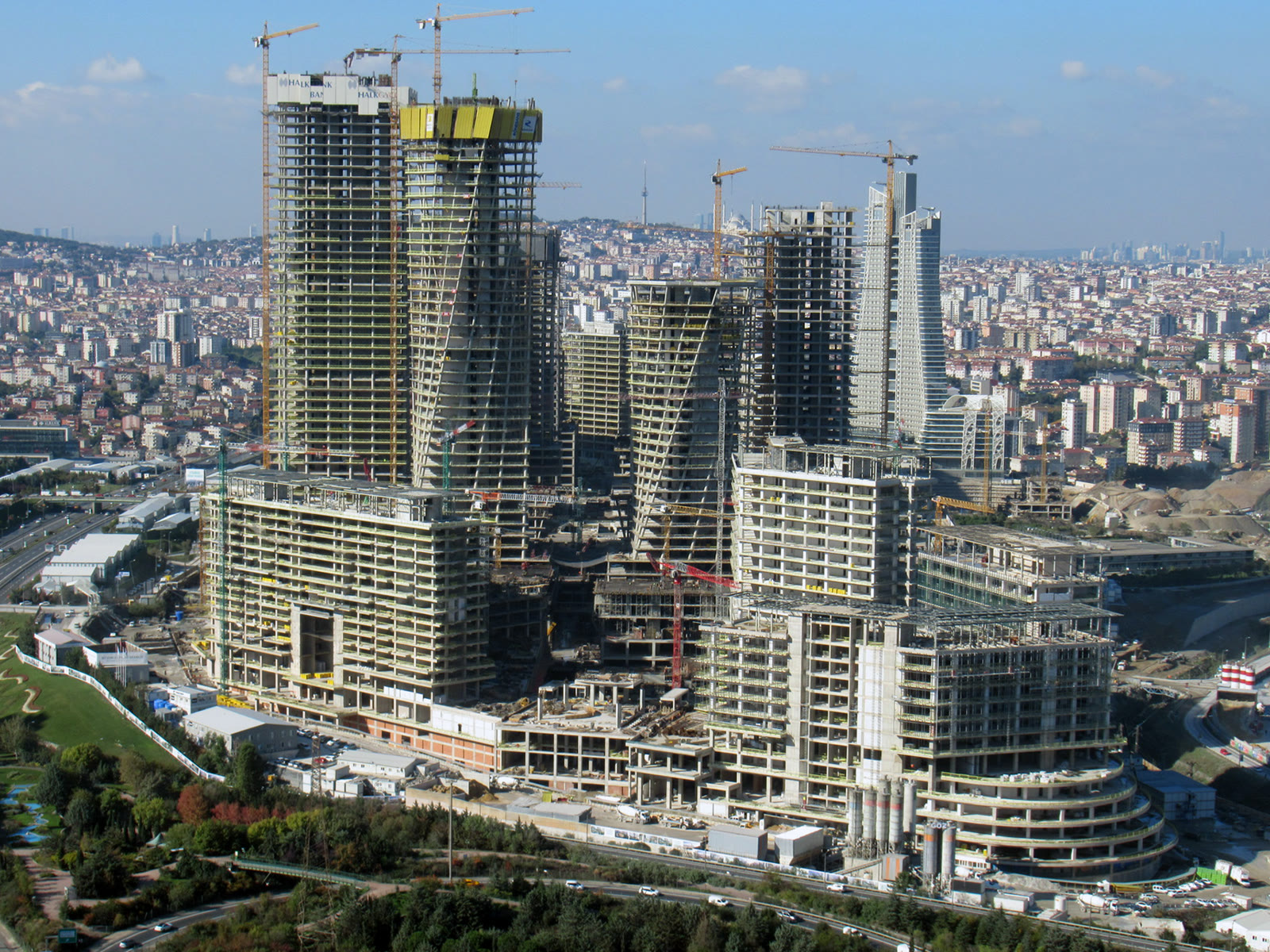Ataşehir'deki İstanbul Finans Merkezi inşaatı (2020)