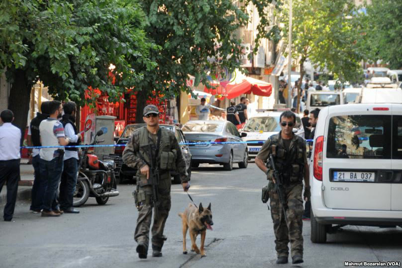 Görev başındaki Türk polisi