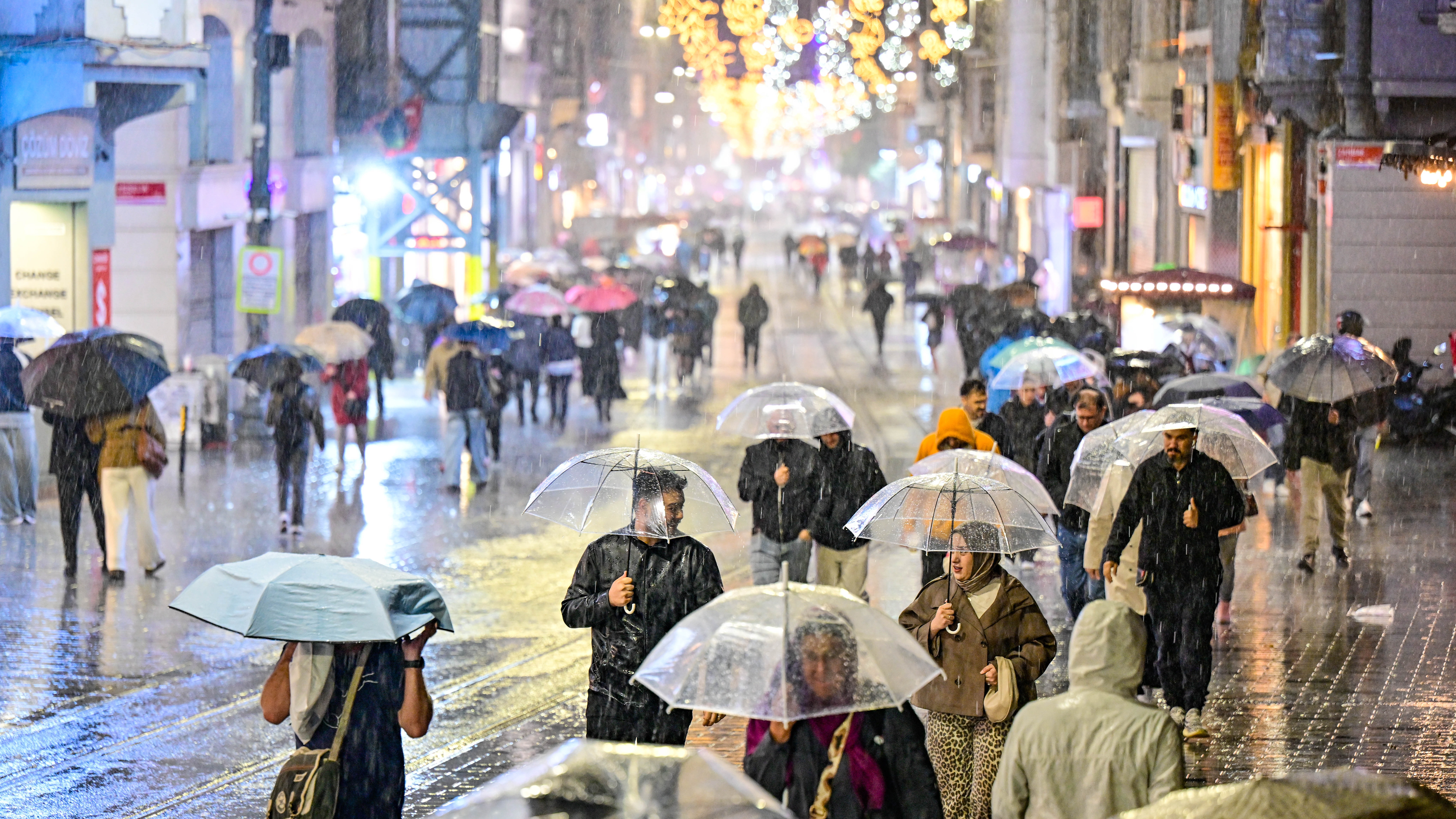 İstanbul’da sağanak altında yürüyen vatandaşlar