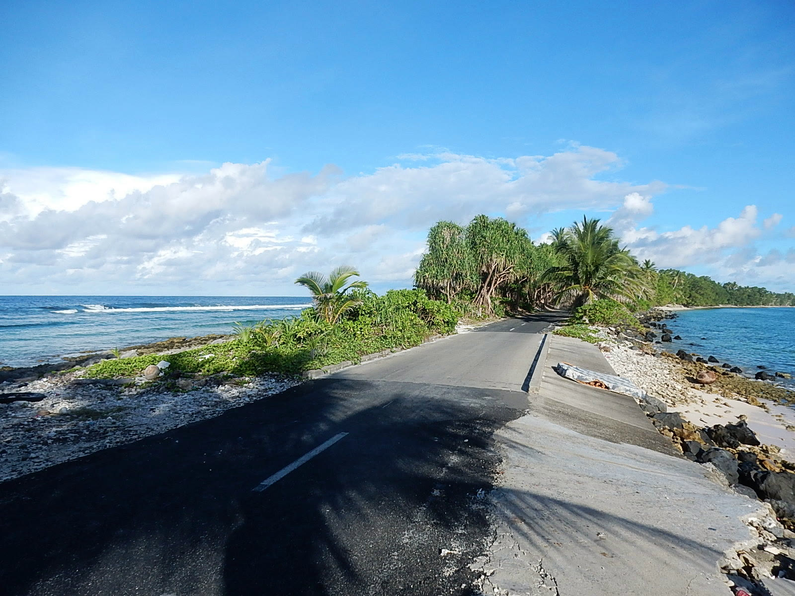 Tuvalu’nun başkenti Funafuti’de deniz seviyesine yakın yol (arşiv)