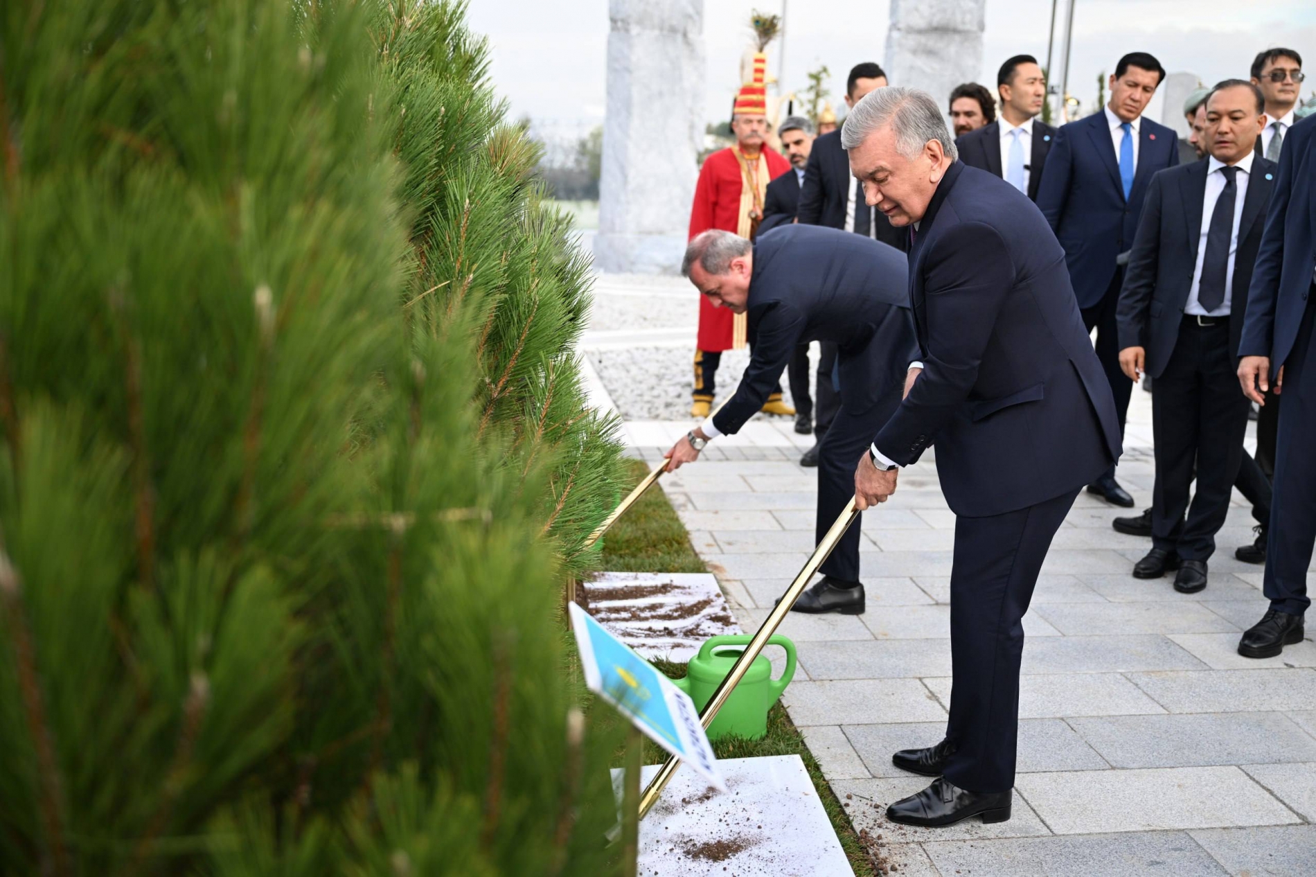 Özbekistan Cumhurbaşkanı Mirziyoyev, Medeniyet Parkı'nda fidan dikerken