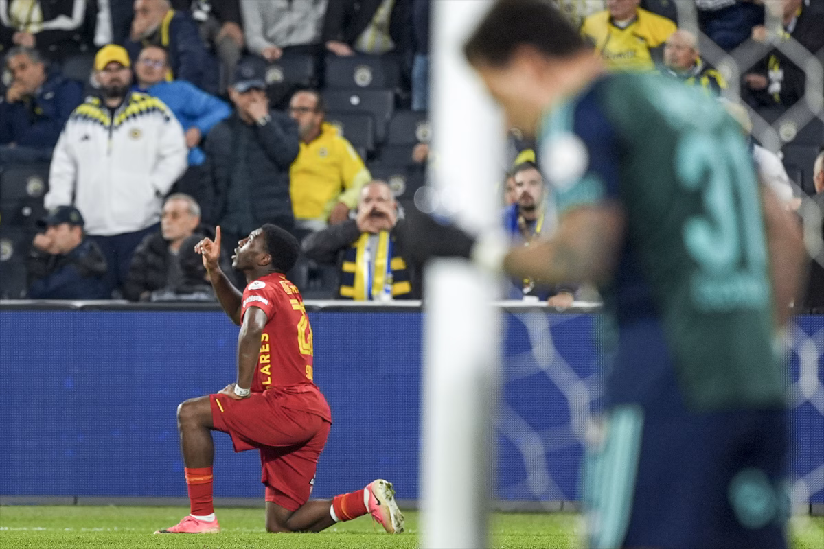 Göztepeli futbolcu golün ardından sevinç yaşıyor