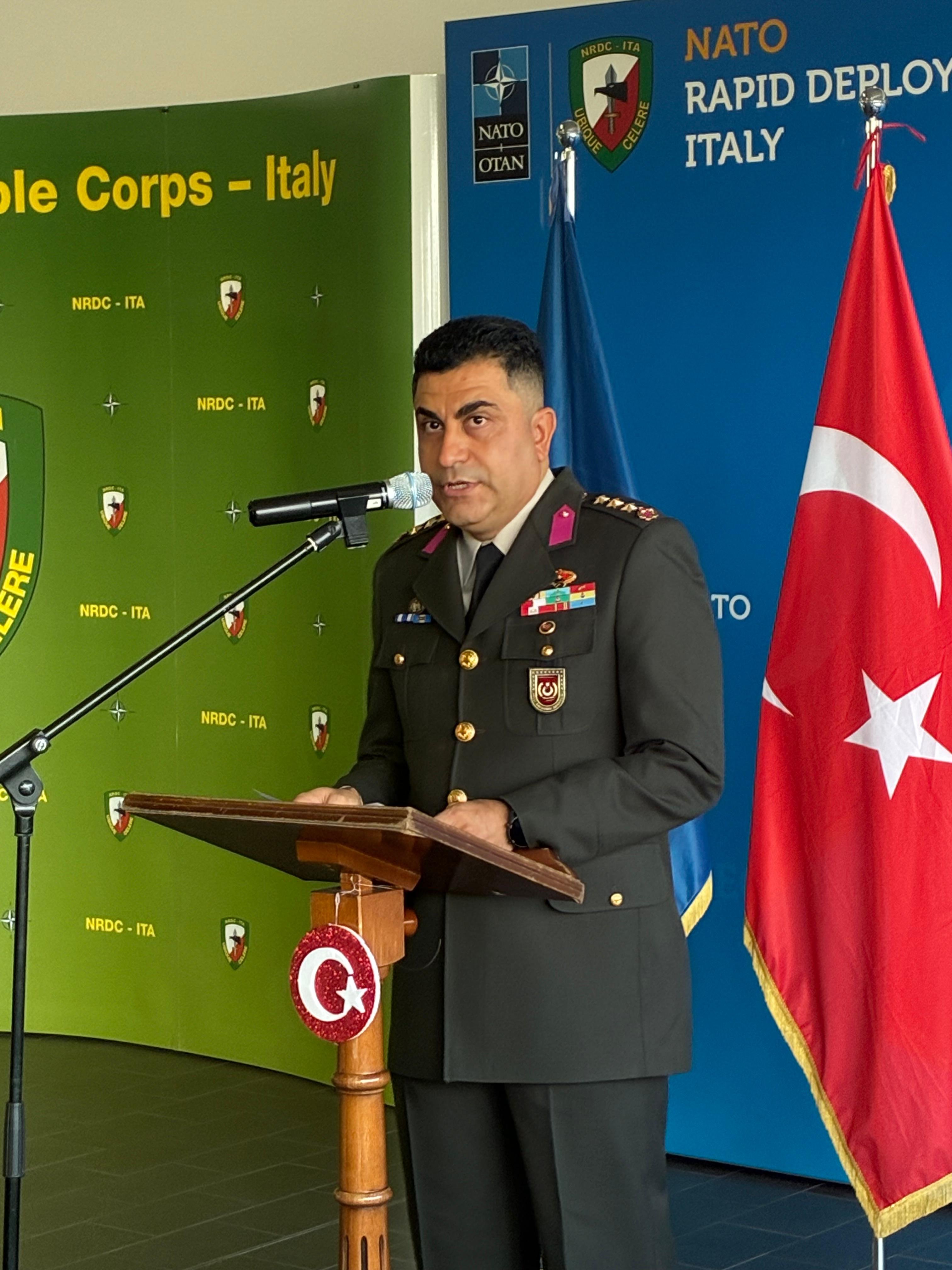 Türk Kıdemli Subayı kutlamada konuşuyor
