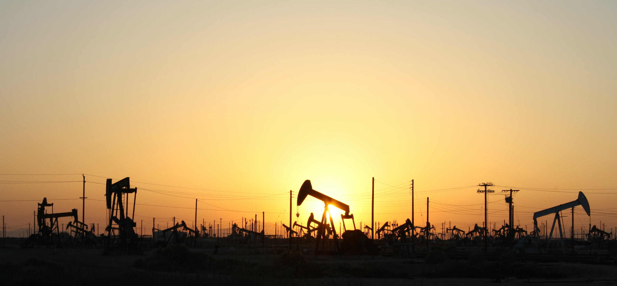 Bir petrol sahasında çalışan pompalar