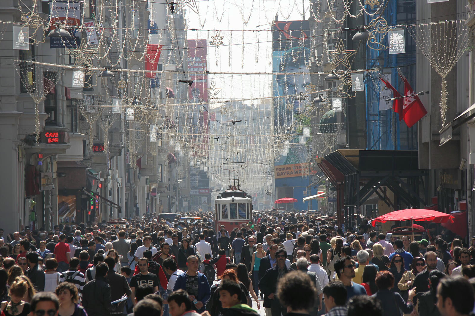 İstanbul'da İstiklal Caddesi'nde yoğunluk (arşiv)