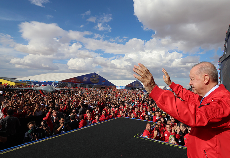 Erdoğan, Şanlıurfa GAP Havalimanı'ndaki festival alanında gençleri selamlıyor
