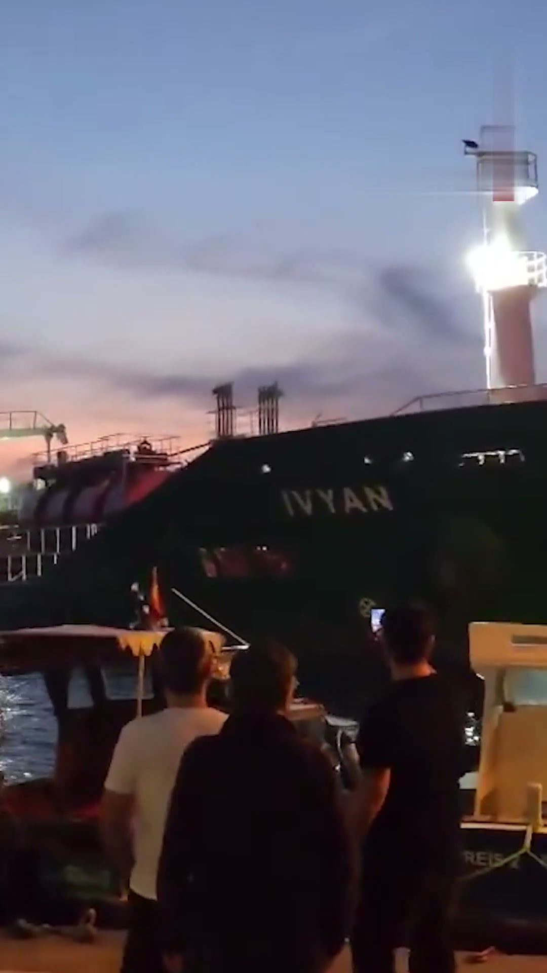 Kanlıca'da kıyıya metreler kala duran tanker