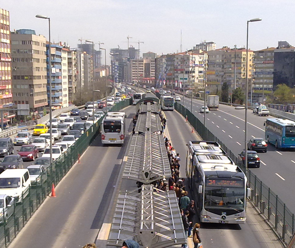 Mecidiyeköy metrobüs durağı (arşiv)