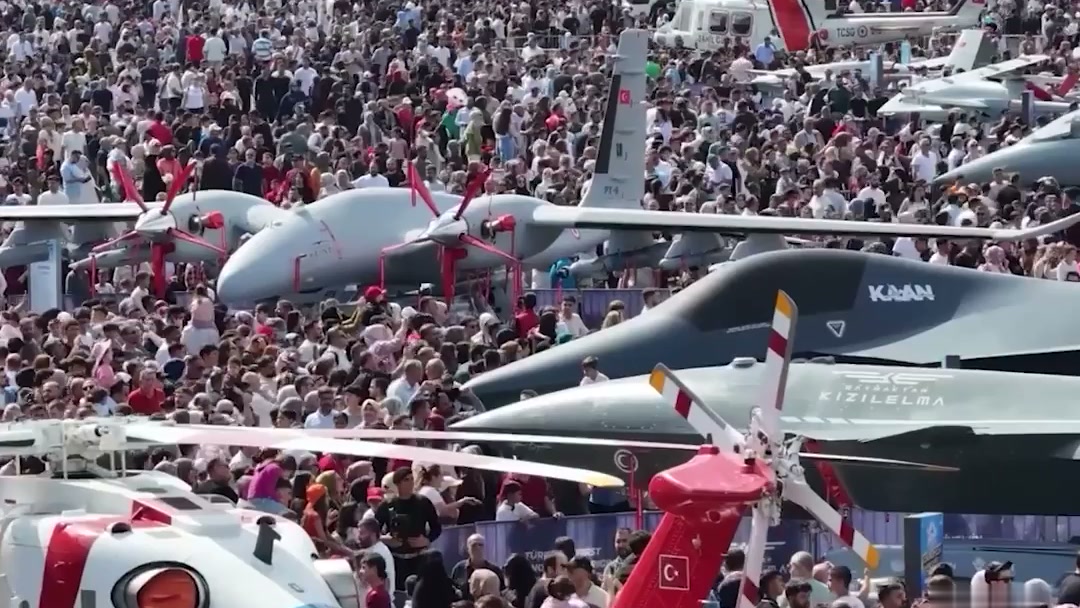 Festivalde sergilenen hava araçları ve ziyaretçiler