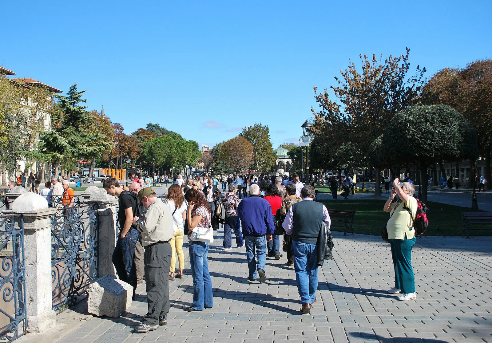 Sultanahmet Meydanı'nda turistler (arşiv)
