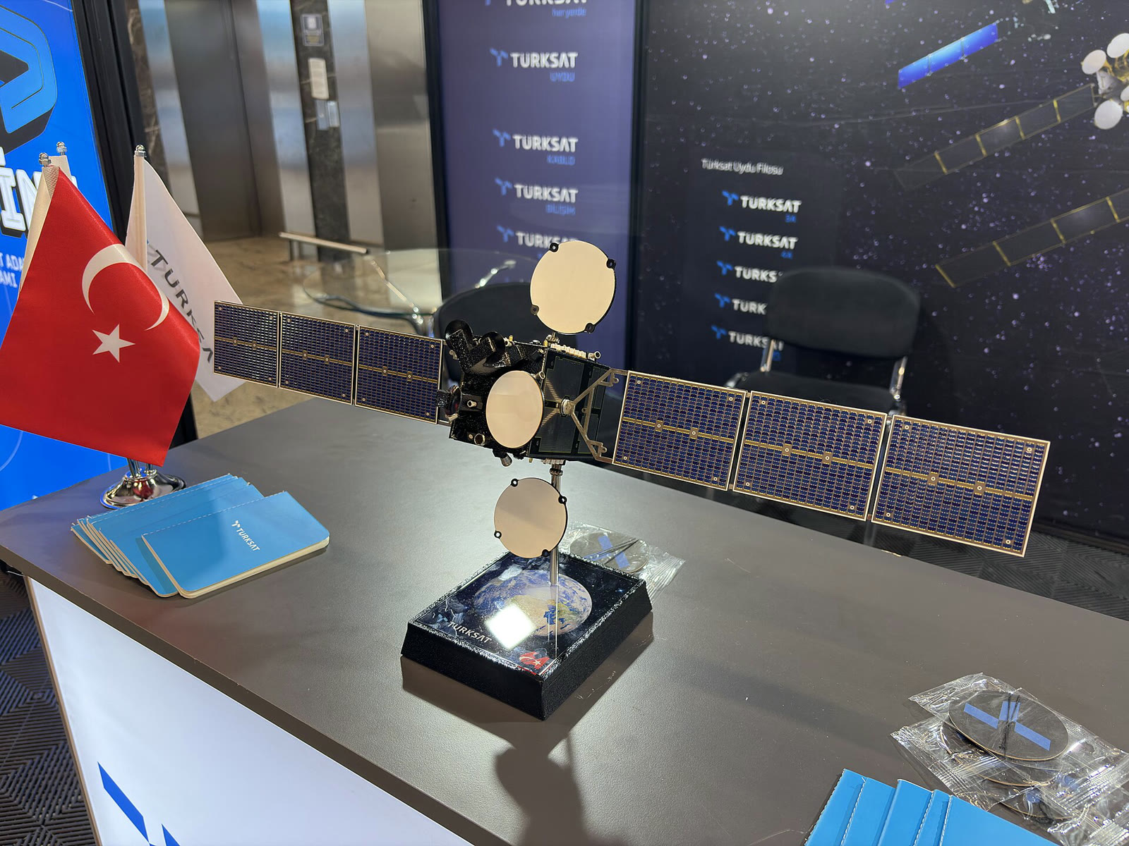 Türksat uydusu maketi (arşiv)