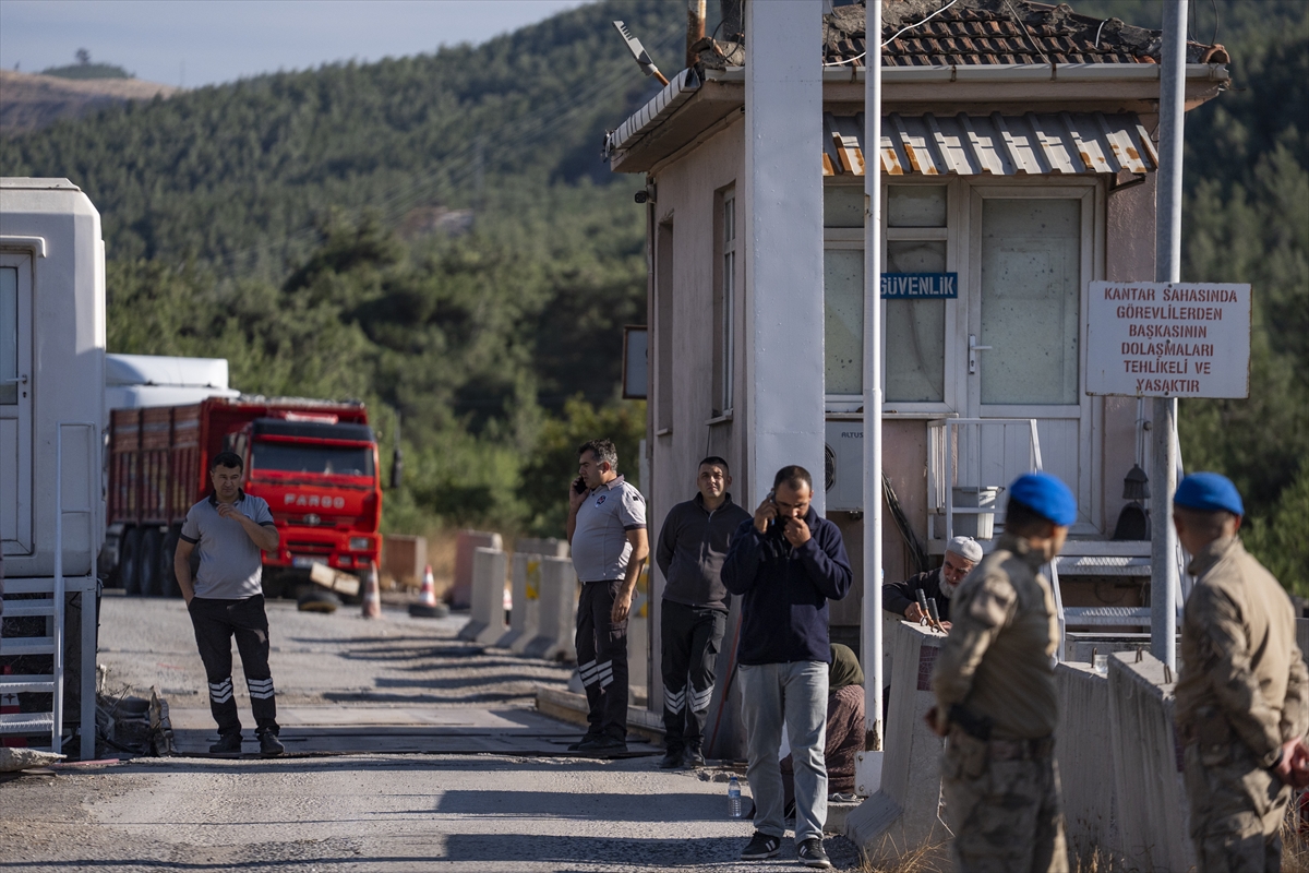 Maden sahasının girişinde bekleyen yakınlar ve jandarma ekipleri