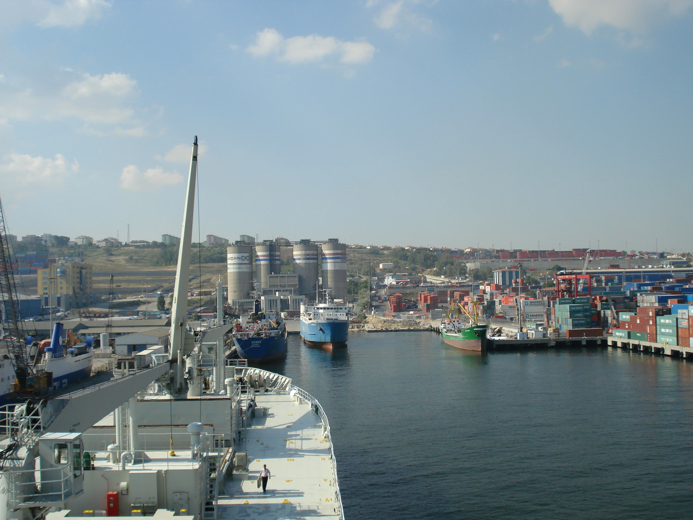 Cargo ships at Istanbul's Ambarlı Port (archive)