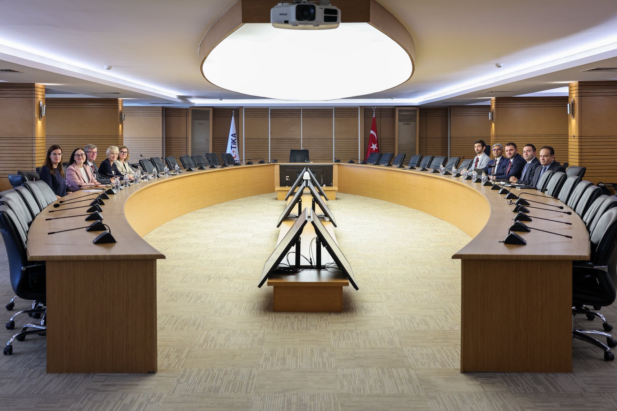 Заместитель председателя TİKA д-р Али Эрджан на встрече с литовской делегацией