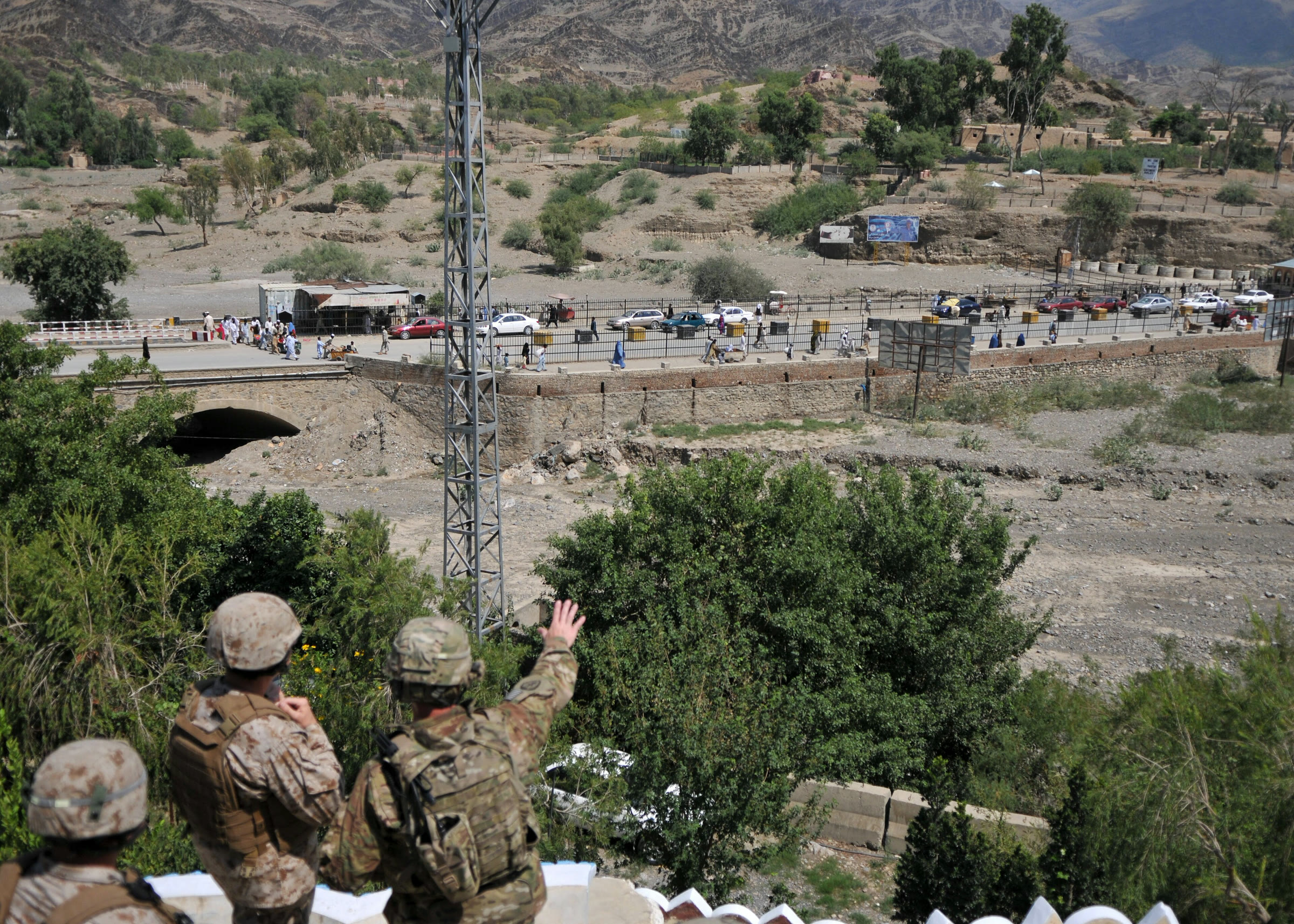 Afganistan-Pakistan sınırındaki Torkham kapısı (arşiv)