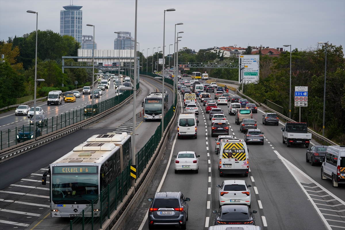 Yağışlı havada ilerleyen metrobüs