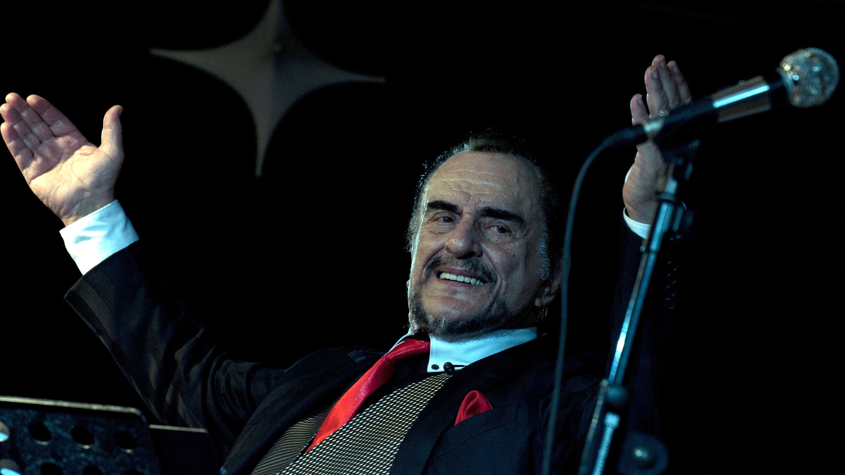 Alpay Nazikioğlu bir konserde sahnede (arşiv)
