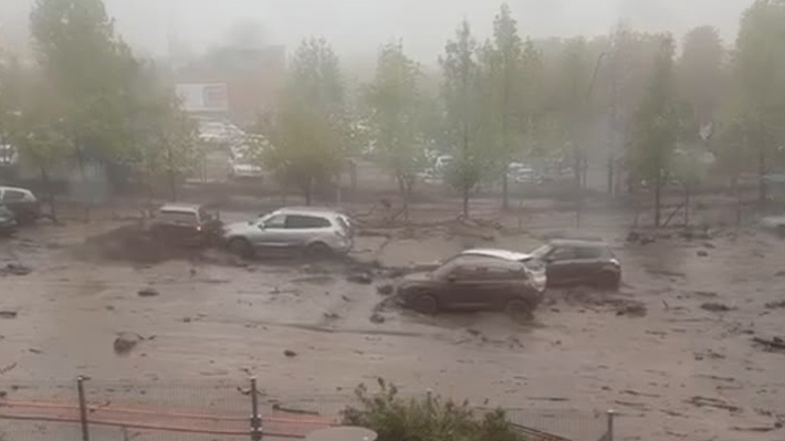 Las Condes'te sel suyunun sürüklediği araçlar